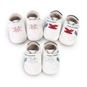 Weiße Baby-Lernlaufschuhe aus Leder mit bunten Akzenten für Kleinkinder von 0-1 Jahr