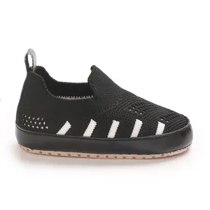 Seitenansicht der schwarzen atmungsaktiven Mesh-Babyschuhe mit weißen Streifen