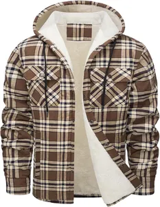 Detailansicht der braun karierten Herren-Kapuzenjacke mit warmem weißem Fleece-Futter