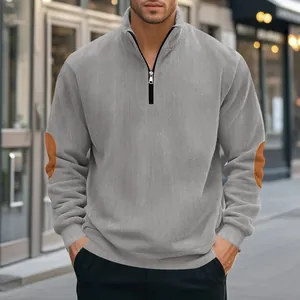 Detailansicht graues Herren-Cord-Sweatshirt mit Reißverschluss und Ellbogen-Patches