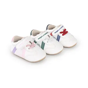 Drei Paar weiße Baby-Lauflernschuhe mit bunten Akzenten für Kinder von 0-1 Jahr
