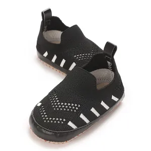 Detailansicht der atmungsaktiven schwarzen Mesh-Babyschuhe mit rutschfesten weichen Gummisohlen