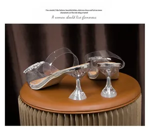 Détail du talon cristal transparent et de la boucle en strass de la sandale élégante