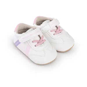 Klassische weiß-rosa Lauflernschuhe mit weicher Sohle für Babys im Alter von 0-1 Jahr