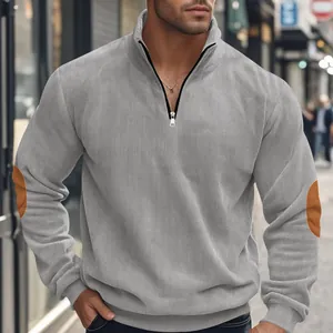Detailansicht eines grauen Herren-Cord-Sweatshirts mit halbem Reißverschluss und Ellbogen-Patches.