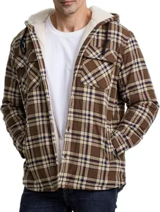 Detailansicht der braun karierten Herrenjacke mit weichem weißem Fleece-Futter und Kapuze