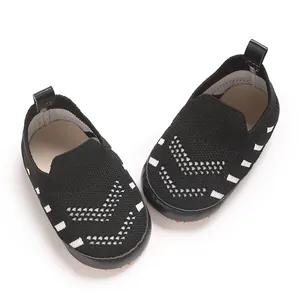 Draufsicht auf atmungsaktive schwarze Mesh-Lauflernschuhe für Babys mit weicher Sohle