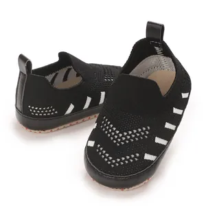 Detailansicht schwarzer, atmungsaktiver Mesh-Lauflernschuhe mit Strickwellenmustern
