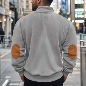 Detailansicht der Rückseite des Herren-Cordpullovers mit stylischen Ellenbogen-Patches.