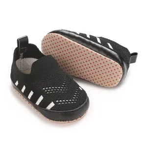 Detailansicht schwarzer, atmungsaktiver Baby-Lauflernschuhe mit weicher Gummisohle