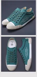 Detailansicht türkisfarbener Segeltuch-Sneaker mit dekorativem Text und weißer Kappe.