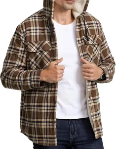 Detail der braun karierten Herren-Kapuzenjacke mit einem warmen weißen Fleecefutter