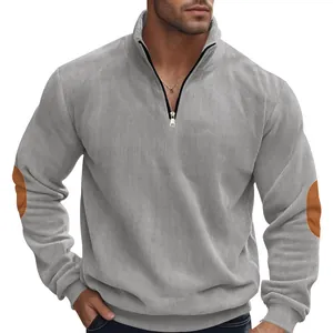 Detailansicht des grauen Cordstoffs eines Herren-Sweatshirts mit halbem Reißverschluss