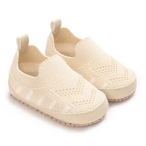 Detaillierte Ansicht der atmungsaktiven cremefarbenen Mesh-Strick-Lauflernschuhe für Babys