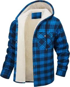 Detailansicht einer blau-karierten Herren-Kapuzenjacke mit weichem beigem Sherpa-Futter
