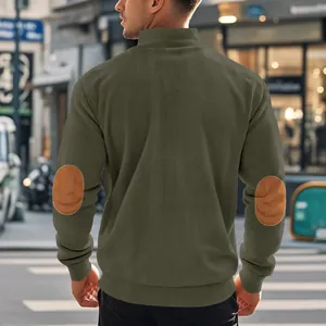 Rückansicht eines schweren Herren-Cord-Sweatshirts mit braunen Ellbogen-Patches in Olivgrün.