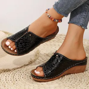 Elegantes sandalias de cuña negras con textura de cocodrilo y punta abierta mujer