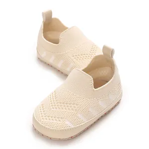 Nahaufnahme der beigen, atmungsaktiven Strickschuhe für Babys mit flexibler weicher Sohle
