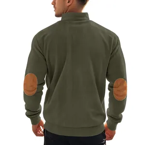 Detailansicht der Rückseite eines Herren-Cord-Sweatshirts mit braunen Ellbogen-Patches.