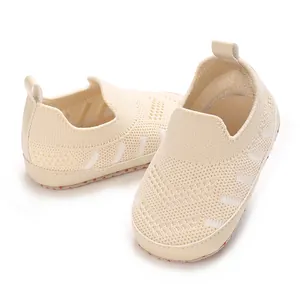 Detailansicht atmungsaktiver beiger Mesh-Babyschuhe mit weicher rutschfester Sohle