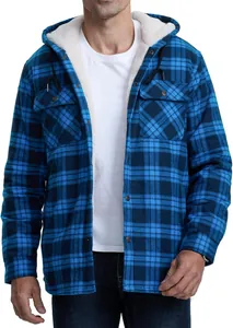 Detailansicht der blau-karierten Kapuzenjacke mit weichem weißem Sherpa-Fleecefutter