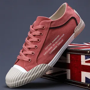Stilvolle terrakotta-rote Herren-Canvas-Sneaker mit gerippter Kappe für die Herbstmode.