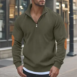 Detail des olivgrünen Herren-Sweatshirts mit Reißverschluss und Ellbogen-Patches