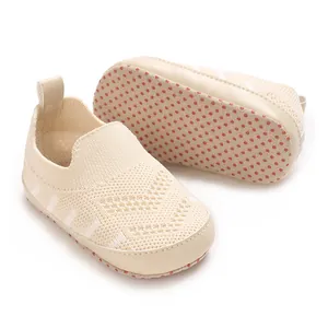 Detaillierte Ansicht atmungsaktiver Strick-Babyschuhe mit rutschfester, weicher Gummisohle