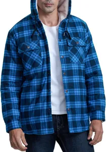 Herrenhemdjacke mit blauem Karomuster, warmer Fleece-Innenseite und Kapuze im Detail.