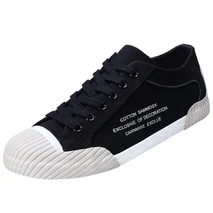 Klassische schwarze Herren-Segeltuch-Sneaker mit einzigartig strukturierter Zehenkappe