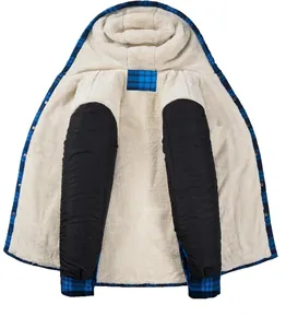 Detailaufnahme des warmen Sherpa-Fleece-Innenfutters einer Herren-Kapuzen-Karo-Jacke
