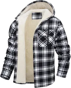 Detailansicht der Herren-Kapuzenjacke mit Karomuster und warmem Sherpa-Fleecefutter.