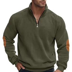 Detailansicht des schweren Cord-Sweatshirts mit Reißverschluss und Ellbogenflicken.