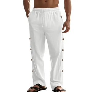 Détail de pantalon en lin blanc pour homme avec boutons latéraux et taille à cordon