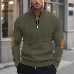 Detailansicht Herren Cord-Sweatshirt in Olivgrün mit halbem Reißverschluss und Ellbogen-Patches.