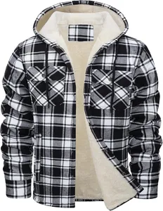 Detailansicht der Herren-Kapuzenjacke mit Karo-Muster und warmem Sherpa-Futter.
