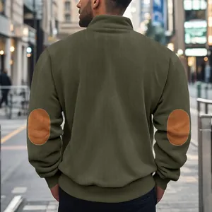 Rückansicht von olivgrünem Cord-Sweatshirt für Herren mit braunen Ellbogenschonern