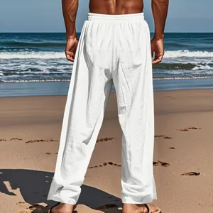 Détail du pantalon en lin blanc pour homme avec taille élastique et fentes latérales