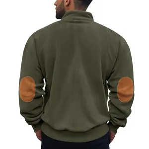 Rückansicht eines olivgrünen Herren-Cord-Sweatshirts mit markanten braunen Ellbogen-Patches
