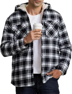 Detailansicht der Herren-Kapuzen-Karojacke mit weichem Fleece-Futter-Struktur.