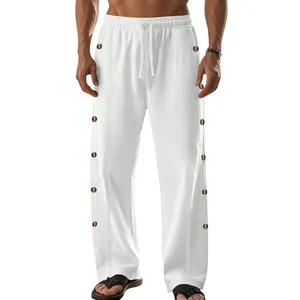 Gros plan sur un pantalon en lin blanc pour homme avec boutons latéraux.