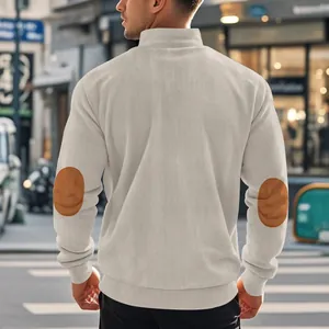 Detaillierte Rückansicht eines schweren Herren-Cord-Sweatshirts mit braunen Ellbogen-Patches