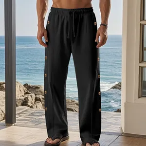 Vue détaillée du pantalon en lin noir pour homme avec cordon de serrage et boutons décoratifs