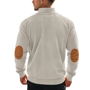 Rückansicht eines schweren Cord-Sweatshirts für Herren mit braunen Ellbogen-Patches