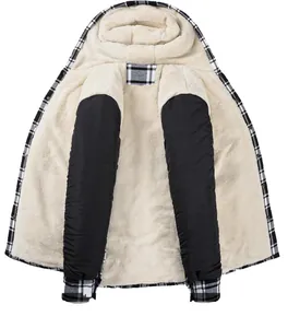 Detailansicht des warmen Sherpa-Fleece-Futters in dieser karierten Herrenkapuzenjacke.