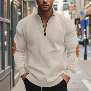 Detail des schweren Cordstoffs am Herren-Sweatshirt mit halbem Reißverschluss und Patches