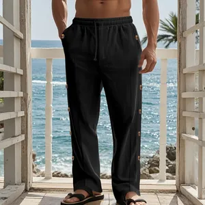 Vue détaillée d'un pantalon noir en lin pour homme avec cordon et boutons latéraux