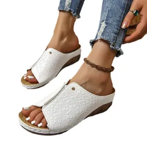 Elegantes sandalias de cuña blancas para mujer con patrón de cocodrilo y punta abierta