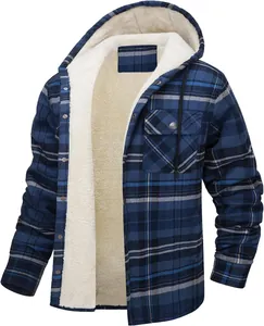 Detailansicht der blau karierten Herrenjacke mit Kapuze und warmem weißen Fleecefutter