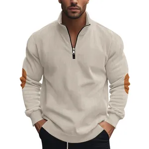Hochwertiges Detail eines beigen Herren-Cord-Sweatshirts mit halbem Reißverschluss